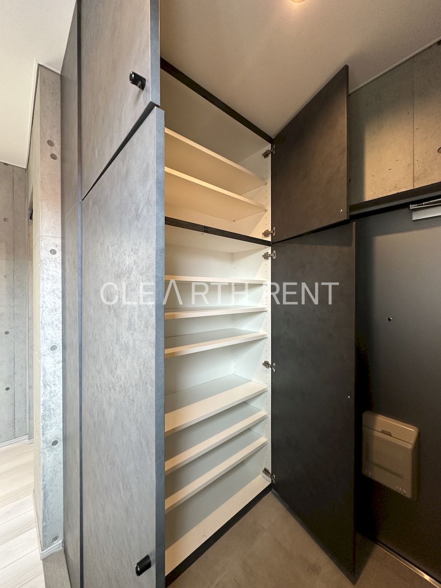 ルミナス池袋本町3階 大容量の縦型のシューズボックス