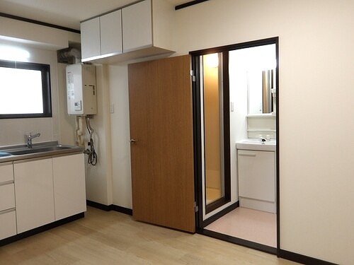 メゾンフラワー1階 ＤＫからの洗面所　※2025月9月撮影