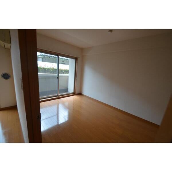 アコモード北原台105号室 リビング