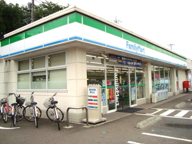 キャッスルパーク ファミリーマート新滝山街道店まで379ｍ