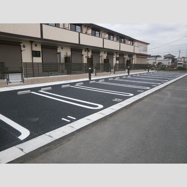 クレッシェンド205号室 駐車場