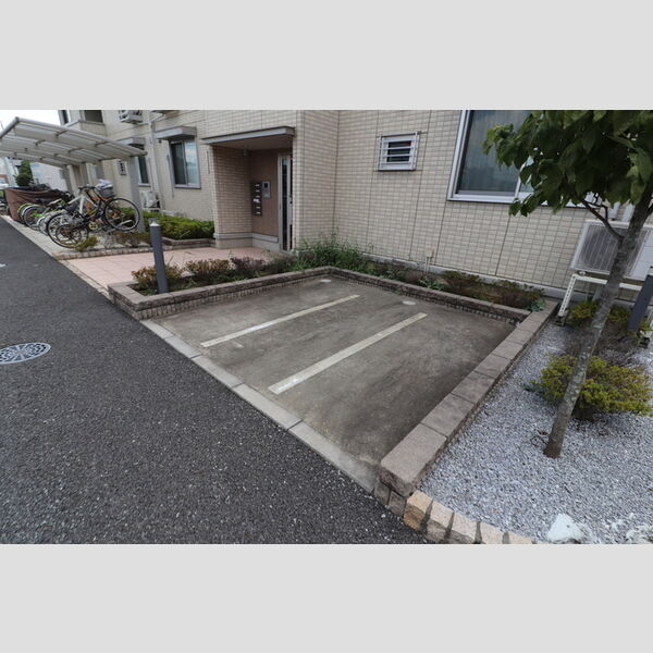 クオーレ302号室 バイク置き場