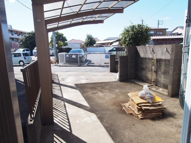 ベリーハイツ102号室 建物側から道路を見た景色です
