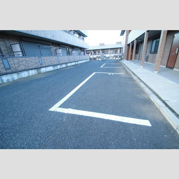 プレミエールあけぼの206号室 駐車場