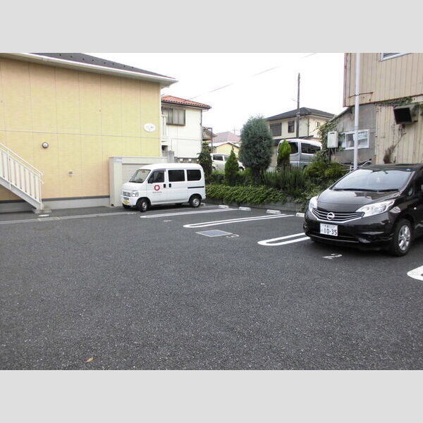 メゾン成田 駐車場