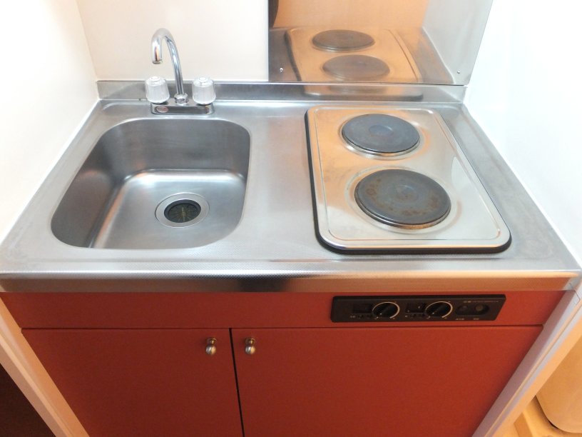 レオパレスルミエール ２口電気コンロのほか電子レンジや２ドア冷蔵庫付