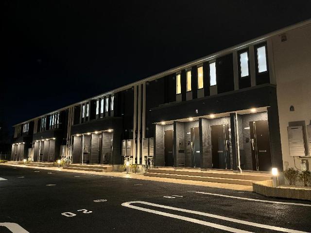 アジュール 外観写真（夜）