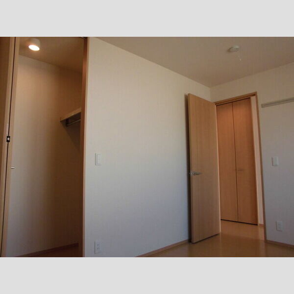 タウンコート101号室 洋室とウォークインクローゼット