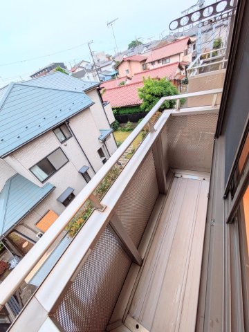 コーポKⅡ102号室 洗濯物を干せます。下にはストレージボックスも置けそうです。