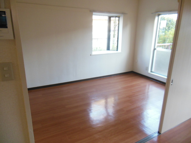 サンモール向台0103号室 南側洋室（出窓あり）