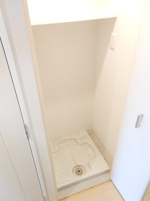 グランド・ガーラ新横浜North 扉付洗濯機置き場/上部に収納有