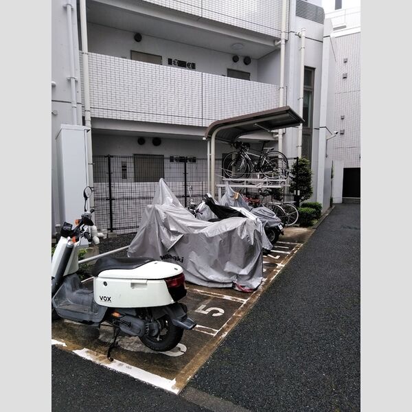 カスタリア用賀 バイク置き場