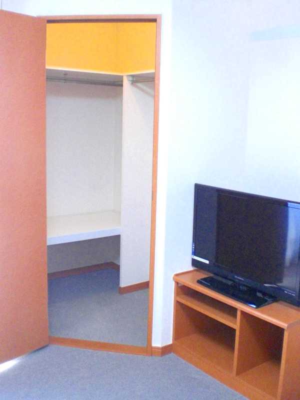 レオパレスマンダリーヌ210号室 居室奥にはウォークインクローゼットが付いています。