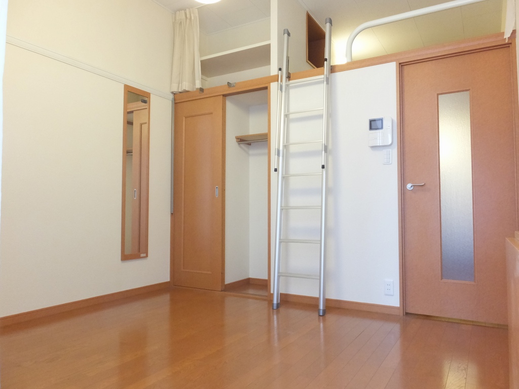 レオパレスＭＡＲＵＴＡＫＡ109号室 天井まで続く大容量の収納スペース