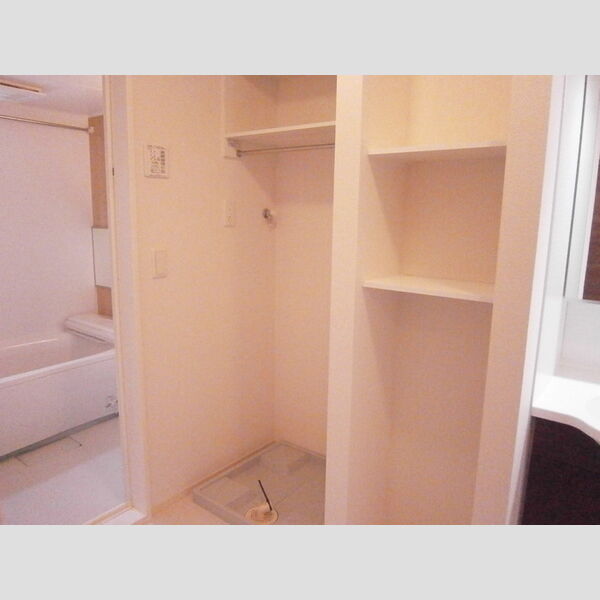 ブリランテ　B 洗濯機置場、収納棚