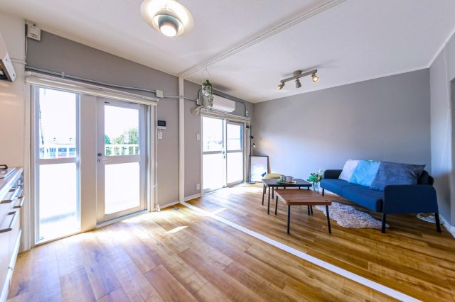 高津団地デザイナーズ物件 日当たりが良く、オシャレなリビング。照明も付いてます。