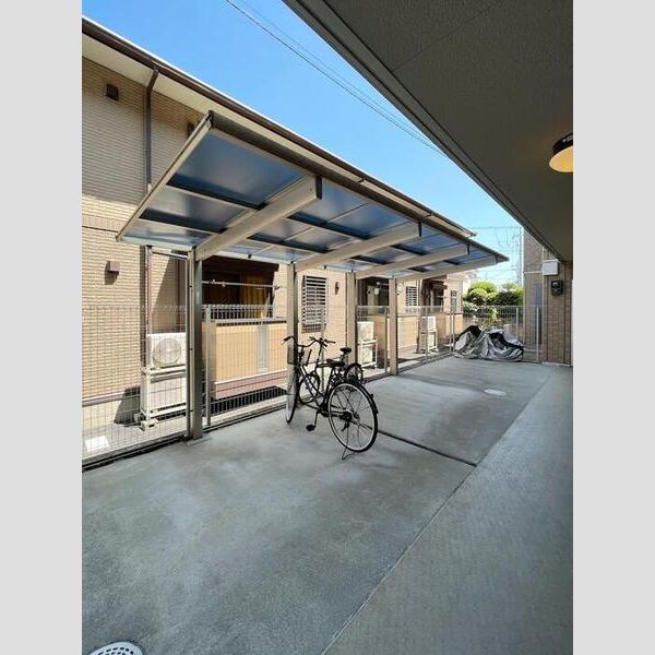 ウィステリア 駐輪場