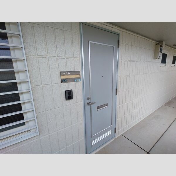 グランディール山中203号室 玄関表