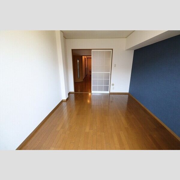 ウエストアローム205号室 洋室6帖(バルコニー側)