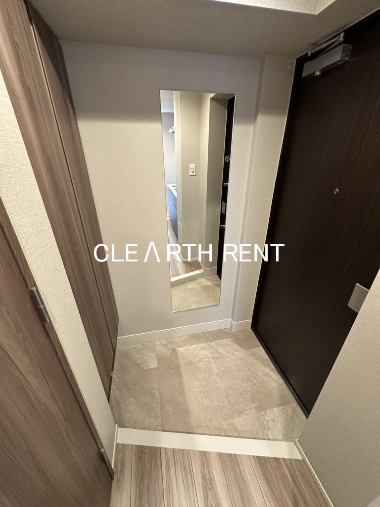 コンシェリア東京 ＜ＨＩＧＡＳＨＩＪＵＪＯ ＲＥＳＩＤＥＮＣＥ11階 全身姿見ミラー付きの玄関/人感センサー対応