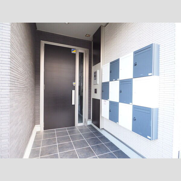 ノワール・エ・ブラン206号室 エントランス(オートロック・集合ポスト)