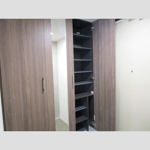 ラ・ペッシュ205号室 トールシューズボックス