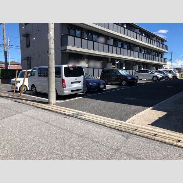 メゾンドォ渕谷　AB 駐車場