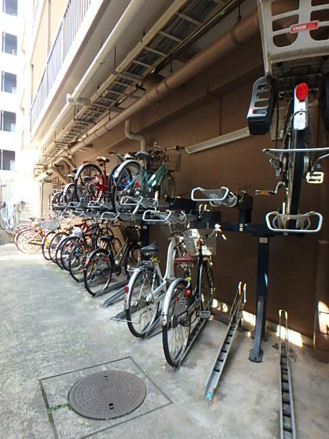 オーシャンハイツ5階 駐輪場