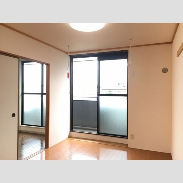 グローリアスハイツ205号室 南洋室とLDK(左奥側)