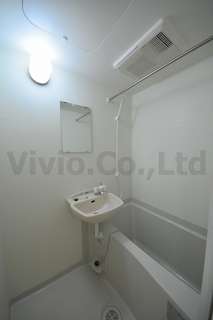 レオパレスグランシャリオ 雨の日でも洗濯物を干せる浴室乾燥機付き。