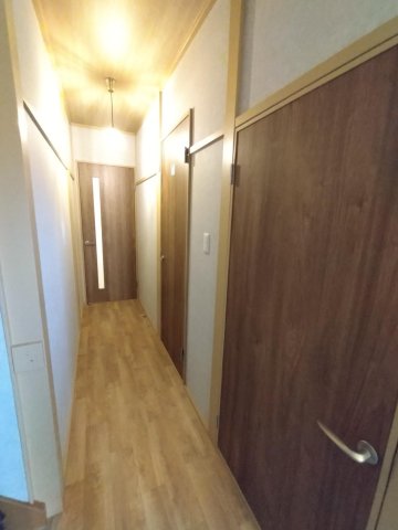 こもれびの丘のオリビア 玄関廊下から見た景色です。建具も全て新調しました！