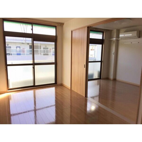 フローレス壱番館・弐番館 リビング