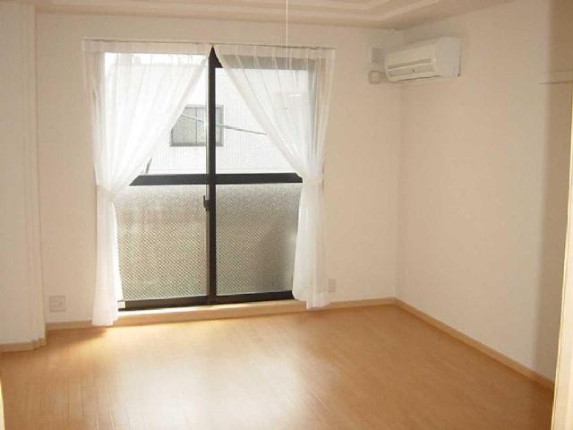 ペティハウス弐番館 広々した洋室