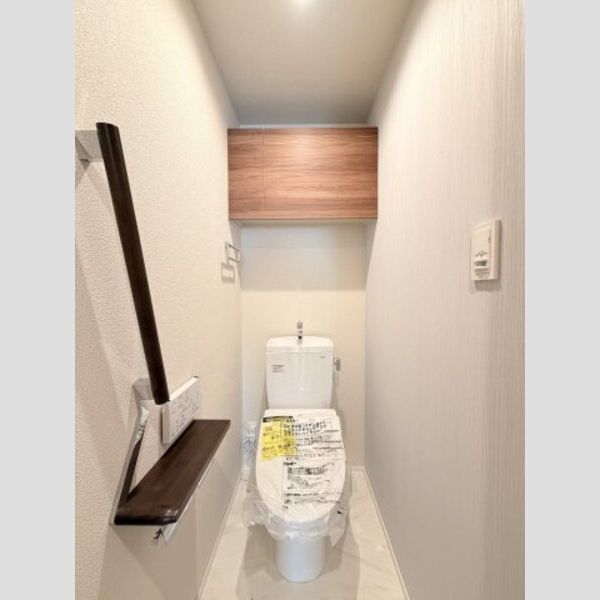 フレジア201号室 トイレ(温水洗浄便座)上部には棚あり♪