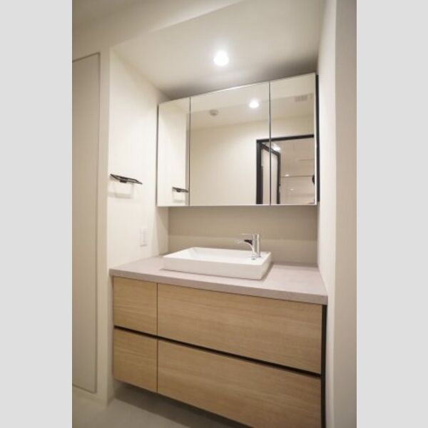 プライムメゾン亀戸302号室 洗面台は三面鏡でスムーズな身支度を