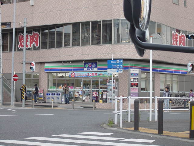 チェリーヒルズ新横浜北101号室 コンビニまで450ｍ