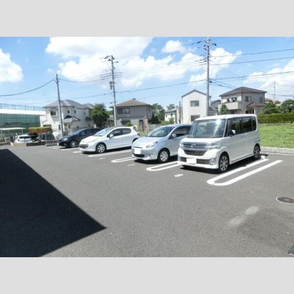 フェリオ・ヴィアーレ 駐車場