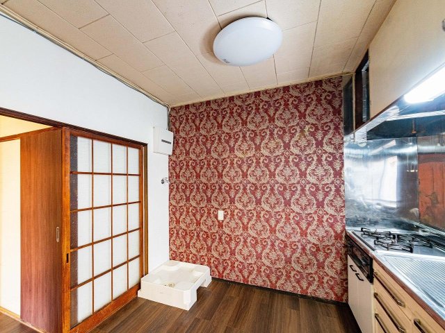 船橋市飯山満町２丁目戸建て おしゃれなアクセントクロスが貼られたキッチン