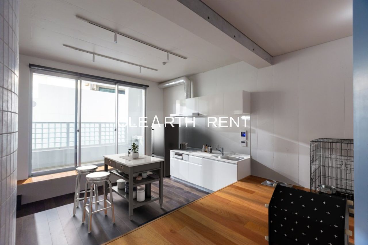 アスタルテ上原1階 天井高の変化や円柱の存在が、空間にリズムと表情を与える住まい