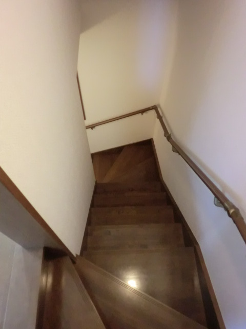 ロンウェル菊名　Ａ棟A101号室 １ＦからＢ１Ｆへ続く階段