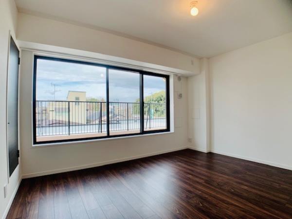 ＥＶＥＲＴＯＷ　ＣＨＯＪＡＭＡＲＵ2階 リビング