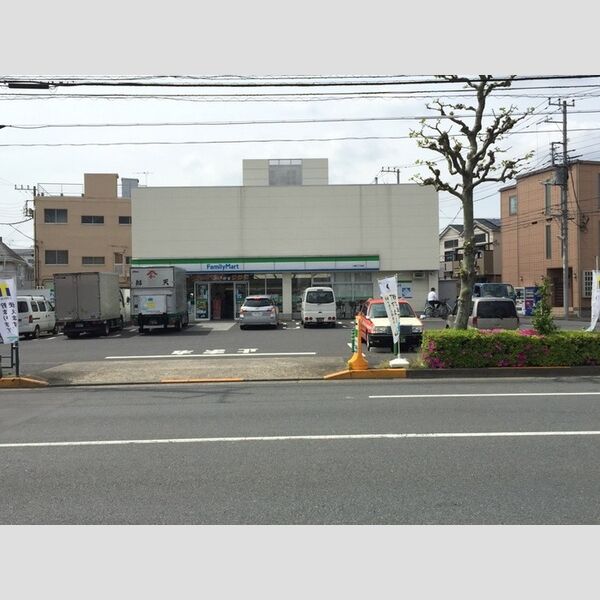 グラン ベル203号室 ファミリーマート小菅3丁目店まで366メートル