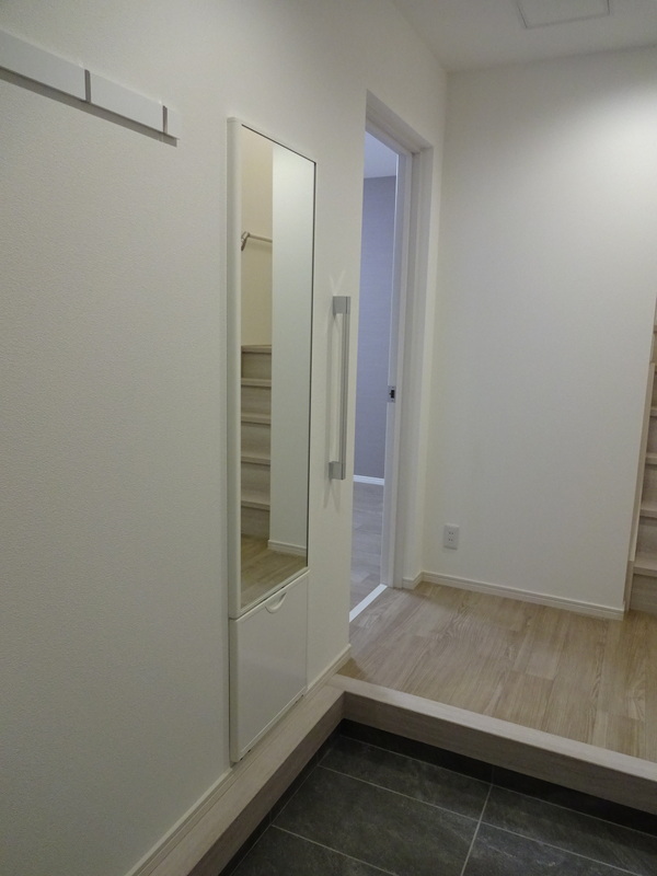 コステッラツィオーネ 玄関