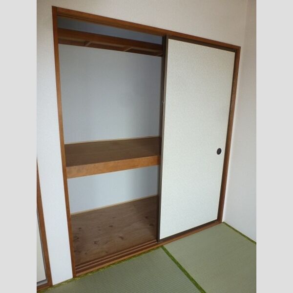 エステート根岸台 和室押入