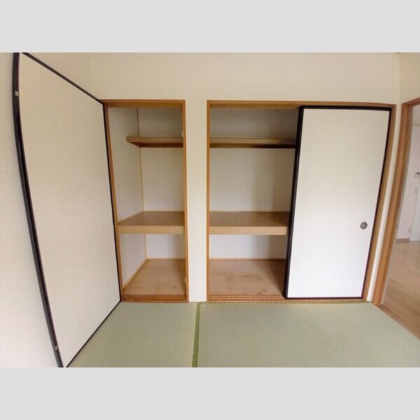 スリーゼハイツ 物入・押入