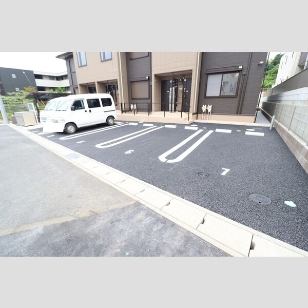 キャリコマルモ101号室 駐車場