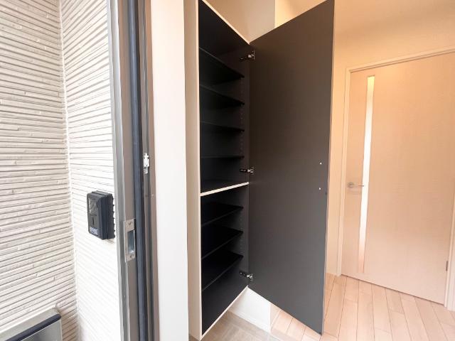 ｃａｓａ　ｓｅｒｅｎａ（カーサ　セレーナ）102号室 靴箱