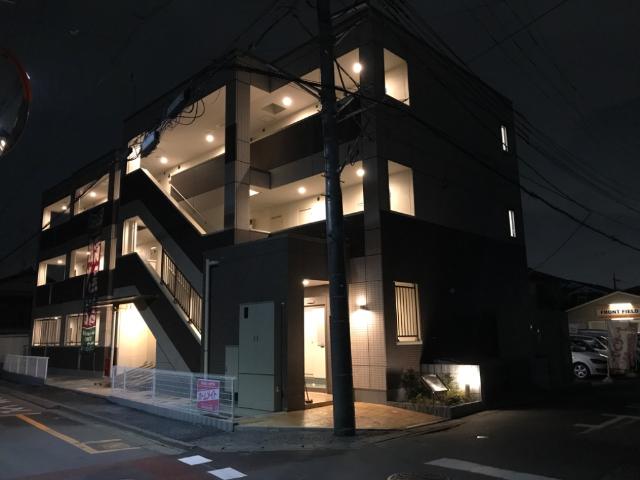 サリエンテ 外観写真（夜）