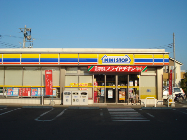 グリーンヴィレッジ102号室 ミニストップ湘南みずき店まで570ｍ