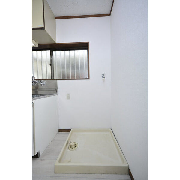 ホワイトハウスA棟0001号室 洗濯機置場